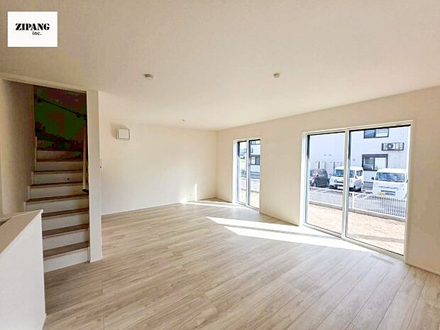 【居間・リビング】【リビング】キッチンと一体になったリビングはひろびろとしたくつろぎ空間を実現しています。