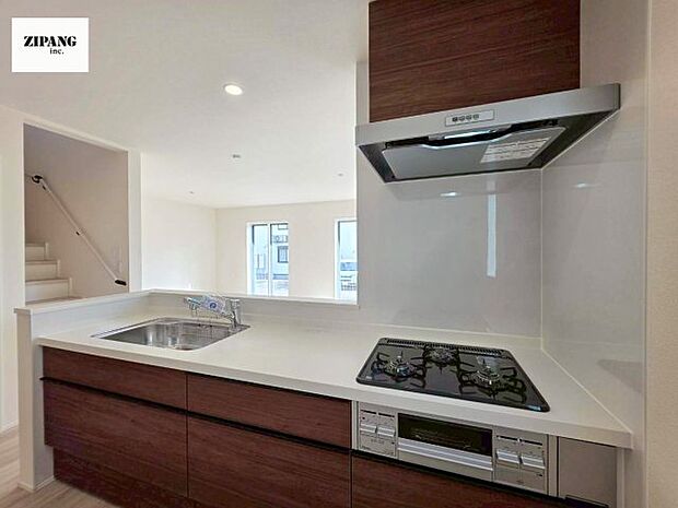 【キッチン】【キッチン】お子さまや家族と距離感近く料理が可能な対面式のシステムキッチンです。3口コンロのキッチンでお料理のレパートリーが増えそうです♪