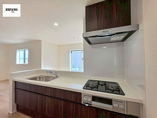 【キッチン】【キッチン】お子さまや家族と距離感近く料理が可能な対面式のシステムキッチンです。3口コンロのキッチンでお料理のレパートリーが増えそうです♪