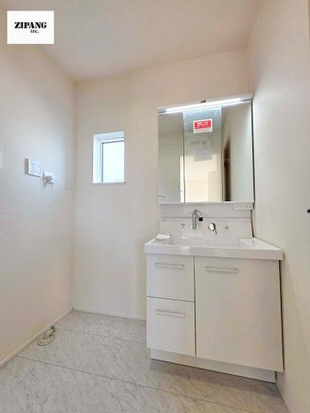 【独立洗面台】【洗面化粧台】三面鏡付きの洗面化粧台。曇り止め付きのミラーキャビネットを採用。ミラーの内側は収納になっており歯磨きセットなどの保管に便利です。