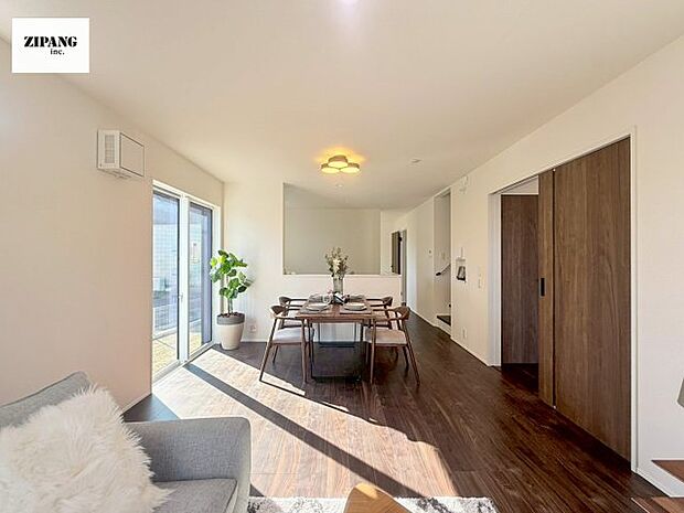 【居間・リビング】【リビング】キッチンと一体になったリビングはひろびろとしたくつろぎ空間を実現しています。 モデル家具設置中!家具配置の参考になります♪