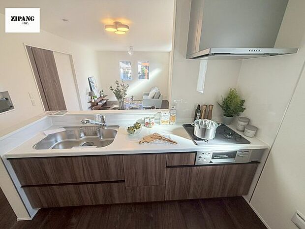 【キッチン】【キッチン】お子さまや家族と距離感近く料理が可能な対面式のシステムキッチンです。3口コンロのキッチンでお料理のレパートリーが増えそうです♪