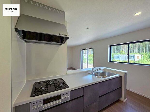 【キッチン】【キッチン】お子さまや家族と距離感近く料理が可能な対面式のシステムキッチンです。3口コンロのキッチンでお料理のレパートリーが増えそうです♪