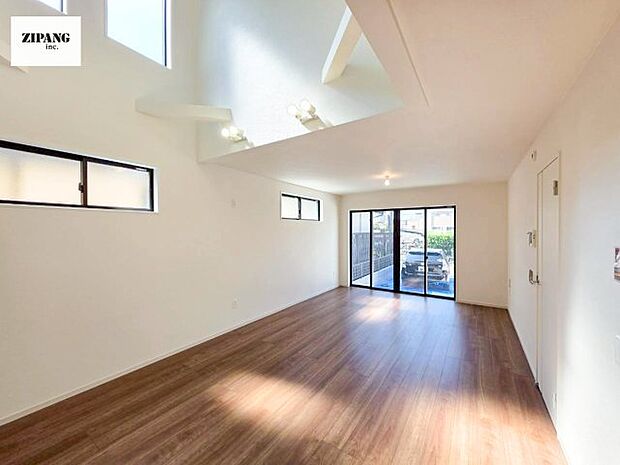 【居間・リビング】【リビング】キッチンと一体になったリビングは上部吹抜け構造でひろびろとしたくつろぎ空間を実現しています。