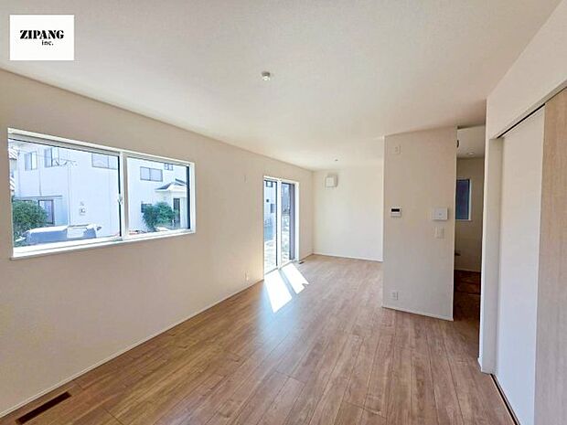 【居間・リビング】【リビング】キッチンと一体になったリビングはひろびろとしたくつろぎ空間を実現しています。