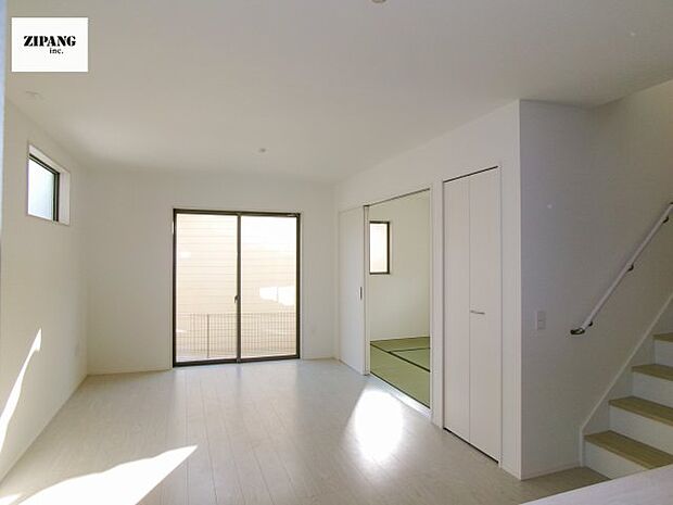 【居間・リビング】【リビング】キッチンと一体になったリビングはひろびろとしたくつろぎ空間を実現しています。