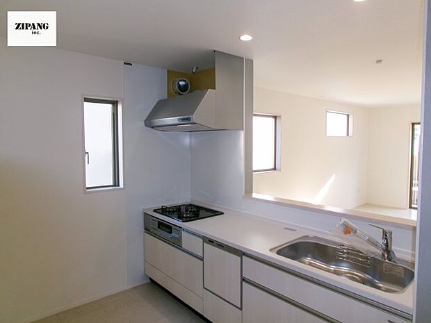 【キッチン】【キッチン】お子さまや家族と距離感近く料理が可能な対面式のシステムキッチンです。3口コンロのキッチンでお料理のレパートリーが増えそうです♪