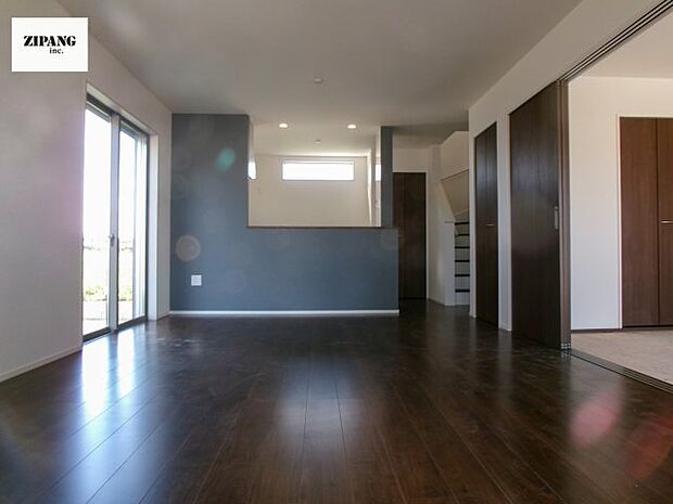 【居間・リビング】【リビング】キッチンと一体になったリビングはひろびろとしたくつろぎ空間を実現しています。