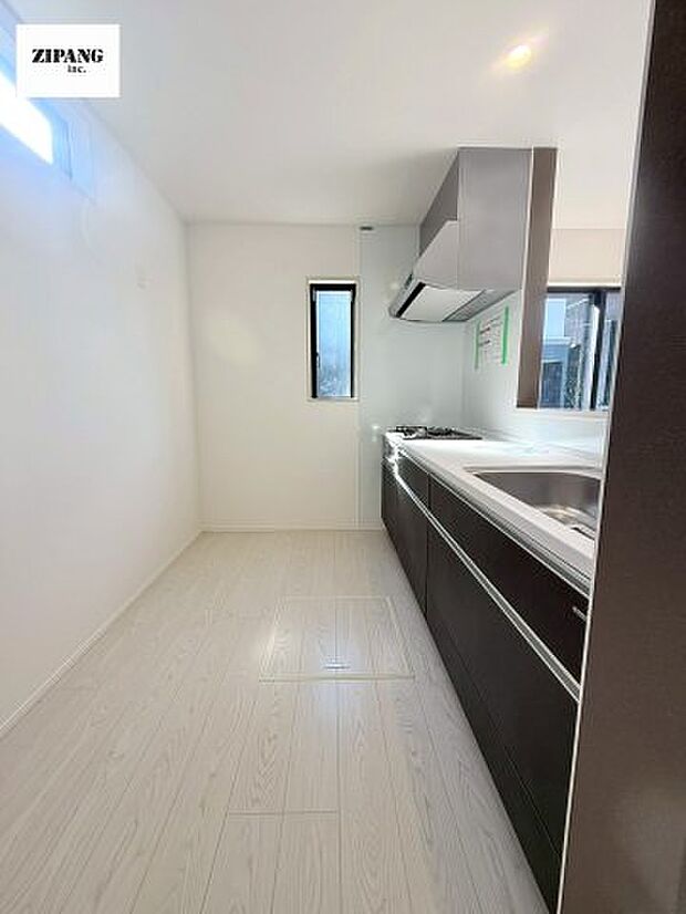 【キッチン】【キッチン】お子さまや家族と距離感近く料理が可能な対面式のシステムキッチンです。3口コンロのキッチンでお料理のレパートリーが増えそうです♪