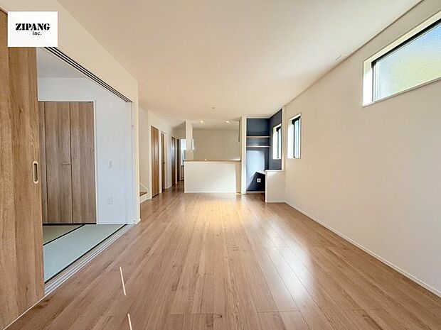 【居間・リビング】【リビング】キッチンと一体になったリビングはひろびろとしたくつろぎ空間を実現しています。