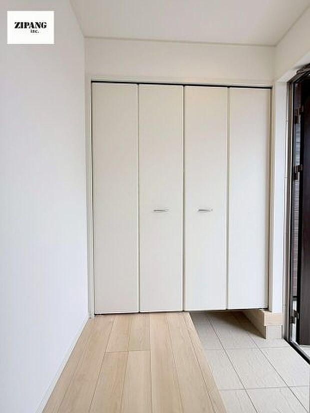 【玄関】【玄関】明るい玄関。大容量の収納スペースは大家族でもらくらく収納可能です。