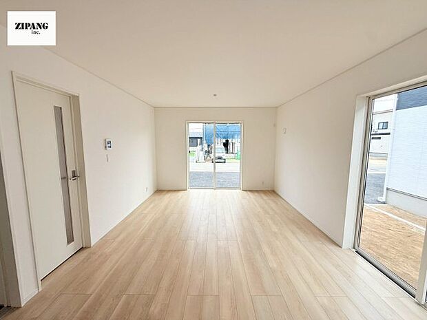 【居間・リビング】【リビング】キッチンと一体になったリビングはひろびろとしたくつろぎ空間を実現しています。