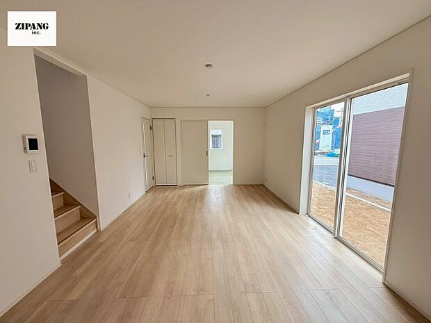 【居間・リビング】【リビング】キッチンと一体になったリビングはひろびろとしたくつろぎ空間を実現しています。