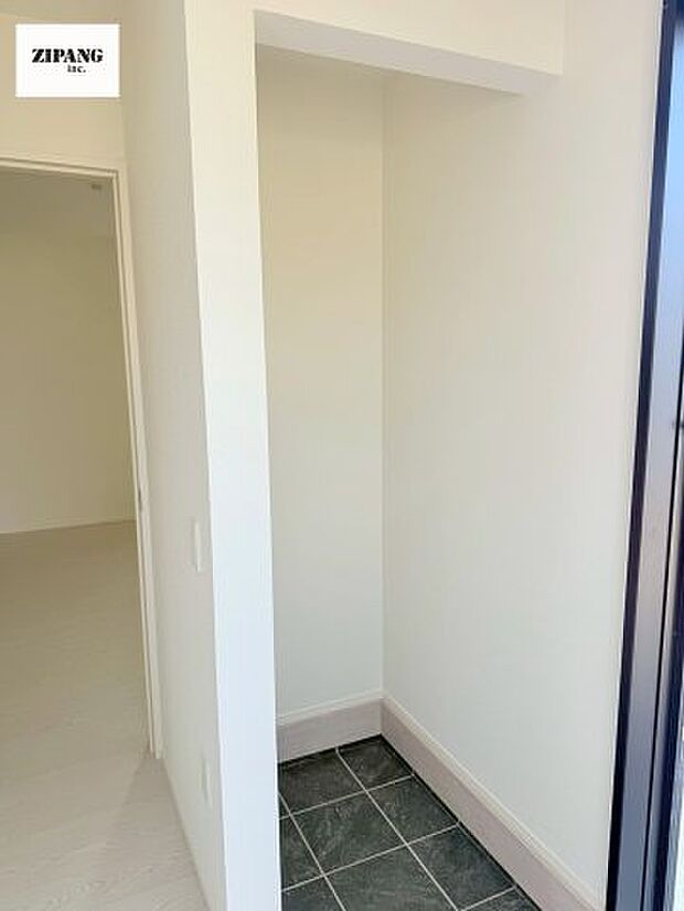 【収納】【シューズインクローク】玄関脇の奥行きがあるスペースは靴を履いたまま雨具やベビーカーを片付けられます。