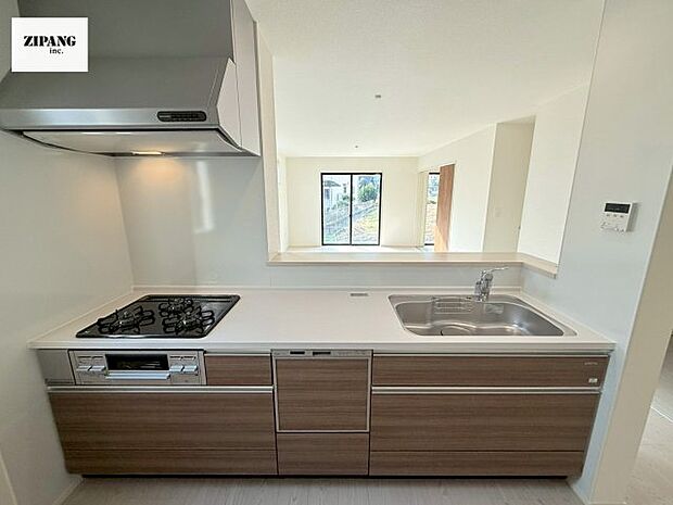 【キッチン】【キッチン】お子さまや家族と距離感近く料理が可能な対面式のシステムキッチンです。3口コンロのキッチンでお料理のレパートリーが増えそうです♪ 