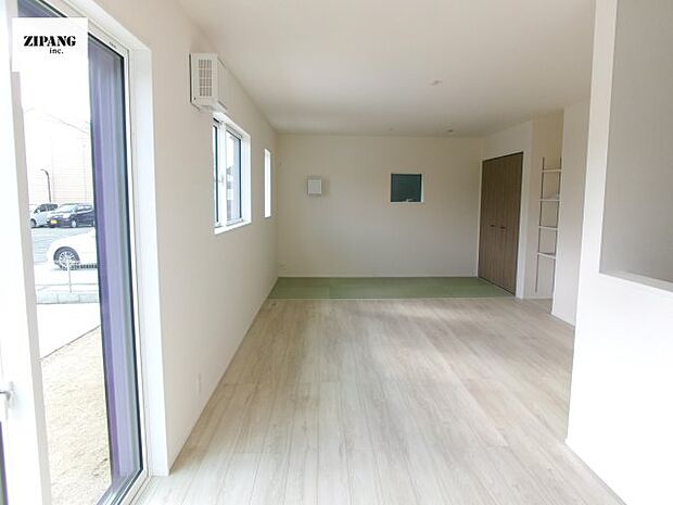 【居間・リビング】【リビング】キッチンと一体になったリビングはひろびろとしたくつろぎ空間を実現しています。