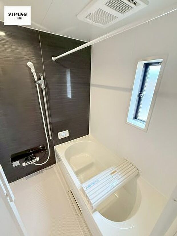 【風呂】【浴室】1坪タイプのお風呂。浴室暖房換気乾燥機付きで、雨の日の洗濯や冬の入浴を快適に過ごせます。