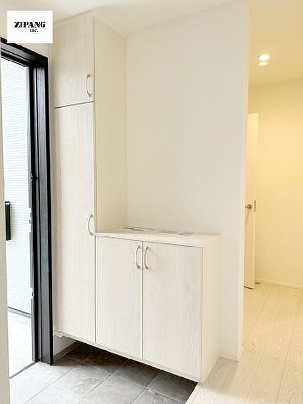 【玄関】【玄関】明るくすっきりした玄関が家族やお客さまを迎えてくれます。玄関タイルはお掃除しやすく清潔を保てます♪ 