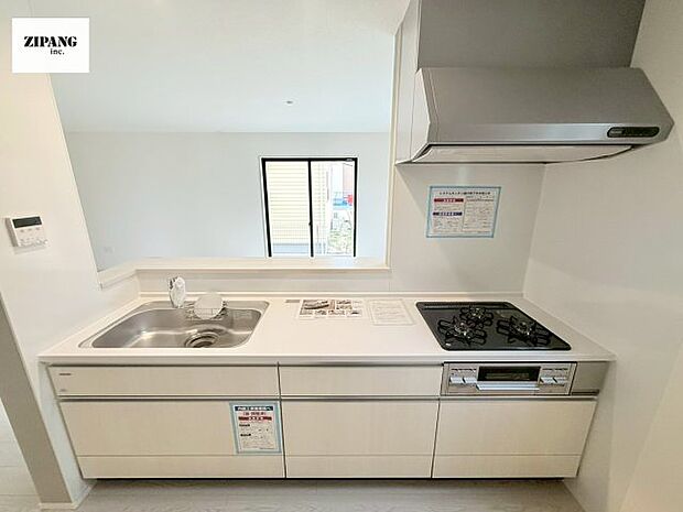 【キッチン】【キッチン】お子さまや家族と距離感近く料理が可能な対面式のシステムキッチンです。3口コンロのキッチンでお料理のレパートリーが増えそうです♪