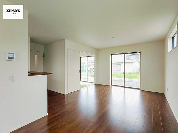 【居間・リビング】【リビング】キッチンと一体になったリビングはひろびろとしたくつろぎ空間を実現しています。