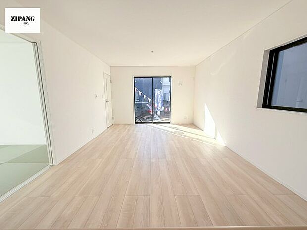 【居間・リビング】【リビング】キッチンと一体になったリビングはひろびろとしたくつろぎ空間を実現しています。