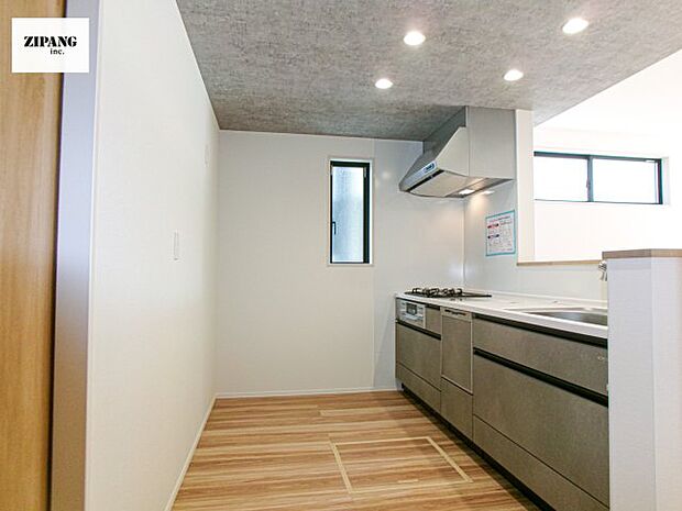 【キッチン】【キッチン】お子さまや家族と距離感近く料理が可能な対面式のシステムキッチンです。3口コンロのキッチンでお料理のレパートリーが増えそうです♪