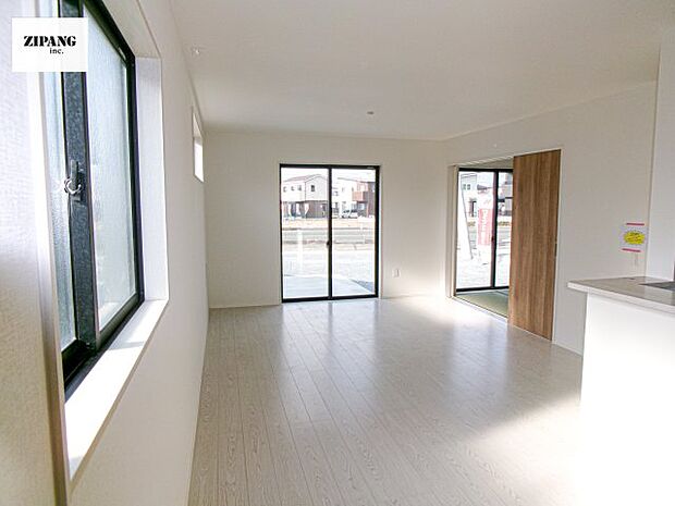 【居間・リビング】【リビング】キッチンと一体になったリビングはひろびろとしたくつろぎ空間を実現しています。 