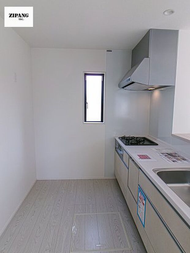 【キッチン】【キッチン】お子さまや家族と距離感近く料理が可能な対面式のシステムキッチンです。3口コンロのキッチンでお料理のレパートリーが増えそうです♪