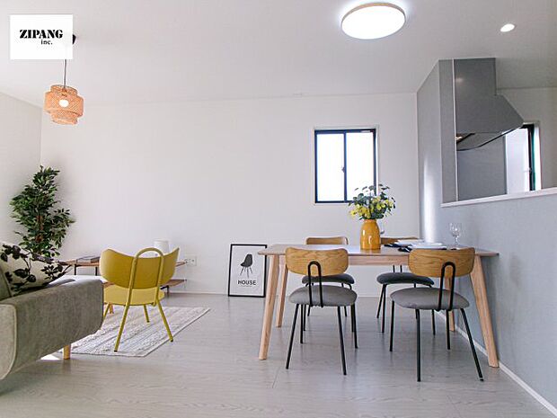 【居間・リビング】【リビング】キッチンと一体になったリビングはひろびろとしたくつろぎ空間を実現しています。 モデル家具設置中!家具配置の参考になります♪