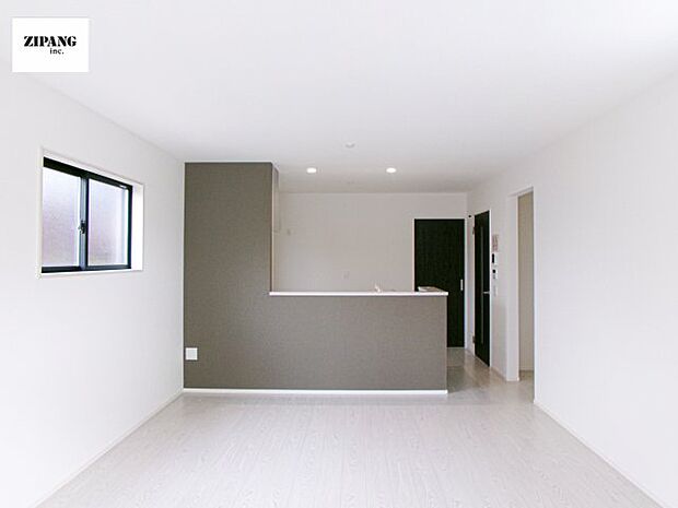 【居間・リビング】【リビング】キッチンと一体になったリビングはひろびろとしたくつろぎ空間を実現しています。