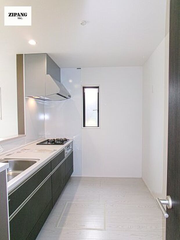 【キッチン】【キッチン】お子さまや家族と距離感近く料理が可能な対面式のシステムキッチンです。3口コンロのキッチンでお料理のレパートリーが増えそうです♪