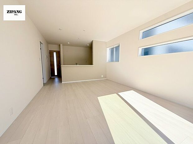 【居間・リビング】【リビング】キッチンと一体になったリビングはひろびろとしたくつろぎ空間を実現しています。 