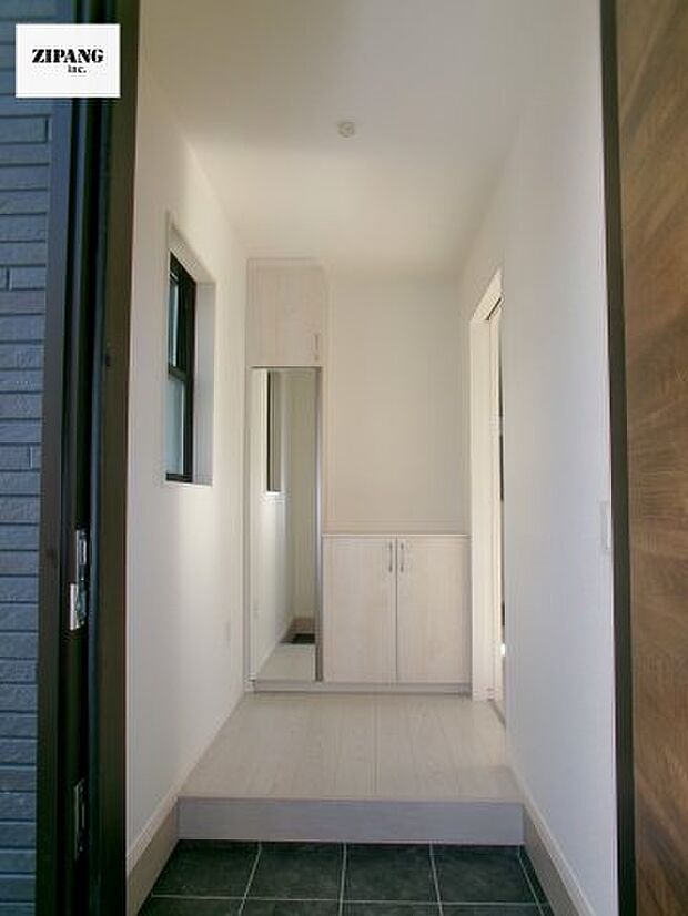 【玄関】【玄関】玄関に窓があるとお家全体が明るい印象を受けます。収納扉はミラー付きですのでお出かけ前に便利です。 