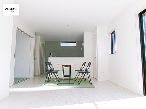 【居間・リビング】【リビング】キッチンと一体になったリビングはひろびろとしたくつろぎ空間を実現しています。 