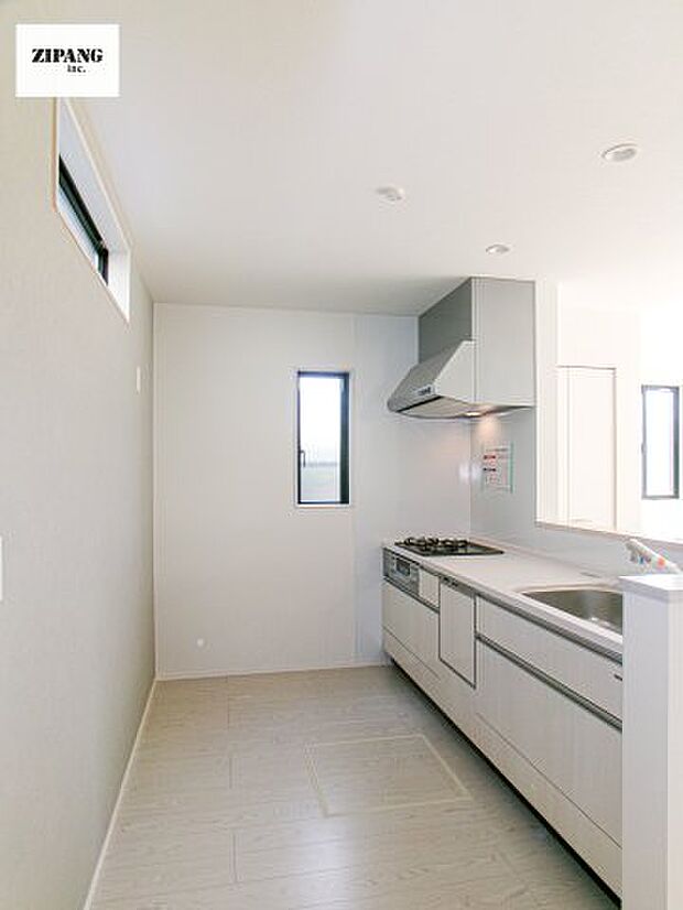 【キッチン】【キッチン】お子さまや家族と距離感近く料理が可能な対面式のシステムキッチンです。3口コンロのキッチンでお料理のレパートリーが増えそうです♪ 