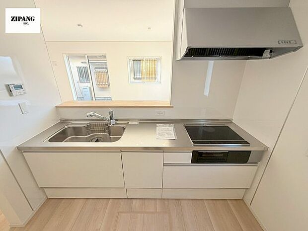 【キッチン】【キッチン】お子さまや家族と距離感近く料理が可能な対面式のシステムキッチンです。IHの3つ口コンロでお料理のレパートリーが増えそうです。 