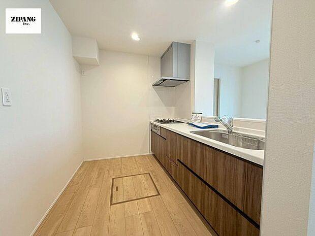 【キッチン】【キッチン】お子さまや家族と距離感近く料理が可能な対面式のシステムキッチンです。3口コンロのキッチンでお料理のレパートリーが増えそうです♪