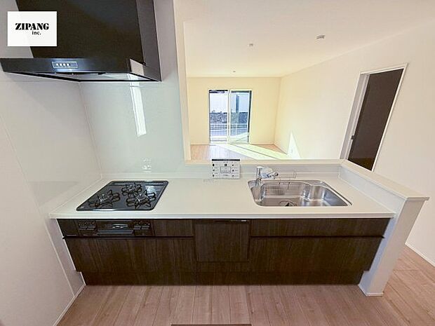 【キッチン】【キッチン】お子さまや家族と距離感近く料理が可能な対面式のシステムキッチンです。3口コンロのキッチンでお料理のレパートリーが増えそうです♪