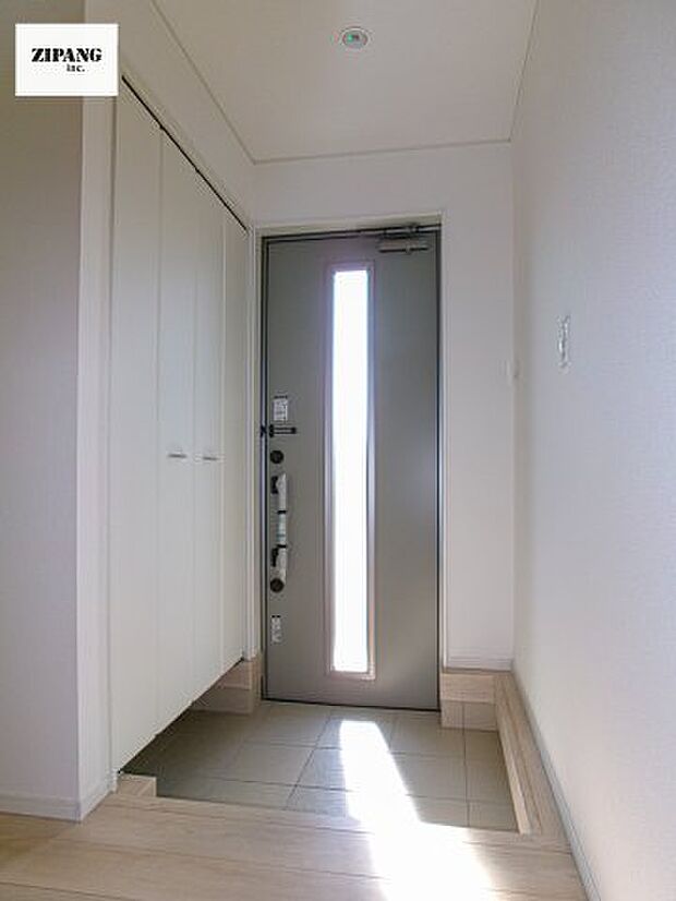 【玄関】【玄関】明るくすっきりした玄関が家族やお客さまを迎えてくれます。玄関タイルはお掃除しやすく清潔を保てます♪