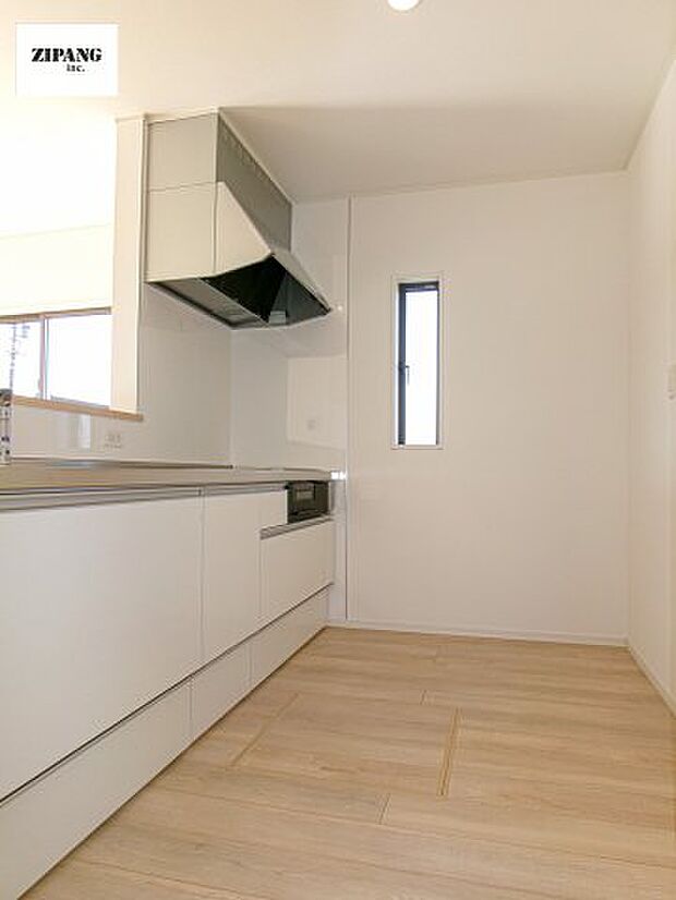 【キッチン】【キッチン】お子さまや家族と距離感近く料理が可能な対面式のシステムキッチンです。IHの3つ口コンロでお料理のレパートリーが増えそうです。