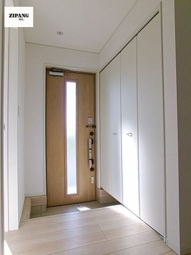 【玄関】【玄関】明るくすっきりした玄関が家族やお客さまを迎えてくれます。玄関タイルはお掃除しやすく清潔を保てます♪