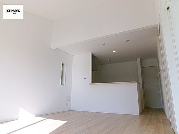 【居間・リビング】【リビング】キッチンと一体になったリビングはひろびろとしたくつろぎ空間を実現しています。