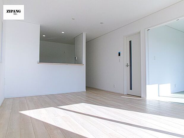 【居間・リビング】【リビング】キッチンと一体になったリビングはひろびろとしたくつろぎ空間を実現しています。