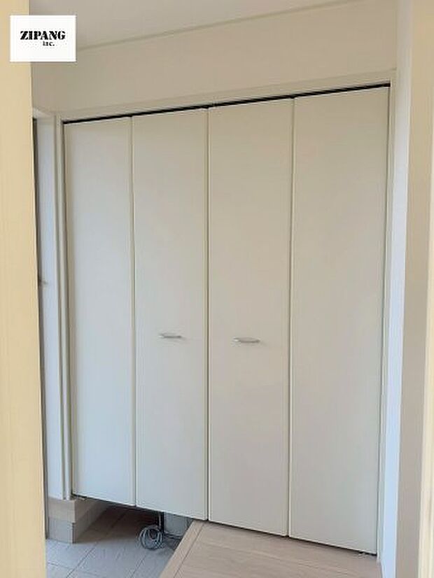 【玄関】【玄関】明るい玄関。大容量の収納スペースは大家族でもらくらく収納可能です。