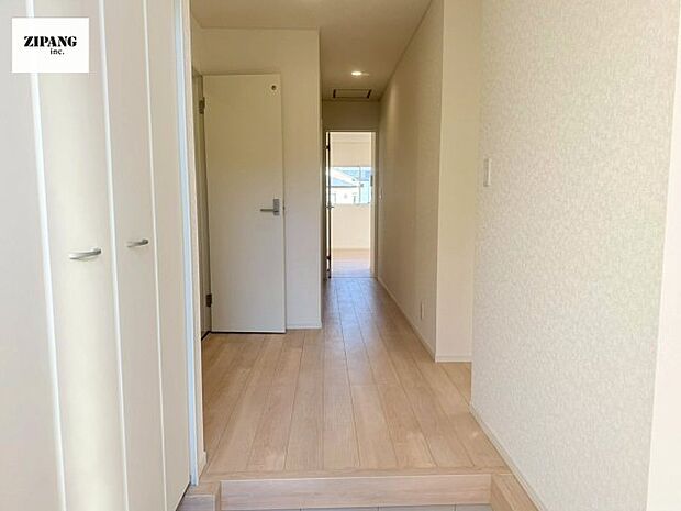 【玄関】【玄関】明るくすっきりした玄関が家族やお客さまを迎えてくれます。玄関タイルはお掃除しやすく清潔を保てます♪