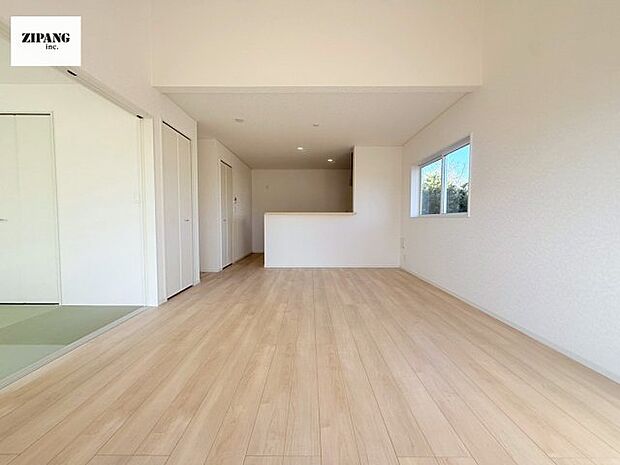 【居間・リビング】【リビング】キッチンと一体になったリビングはひろびろとしたくつろぎ空間を実現しています。