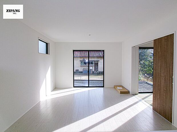 【居間・リビング】【リビング】キッチンと一体になったリビングはひろびろとしたくつろぎ空間を実現しています。