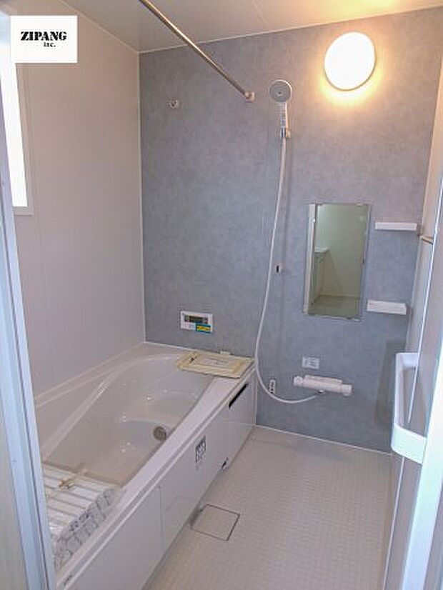 【風呂】【浴室】1坪タイプのお風呂。浴室暖房換気乾燥機付きで、雨の日の洗濯や冬の入浴を快適に過ごせます。