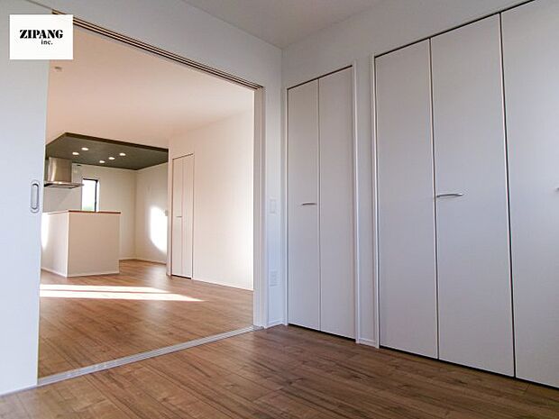 【洋室】【洋室】あると嬉しい1階の一部屋。お子様のお昼寝スペースや客間、お友達やご親戚のお泊り部屋としても使えます。