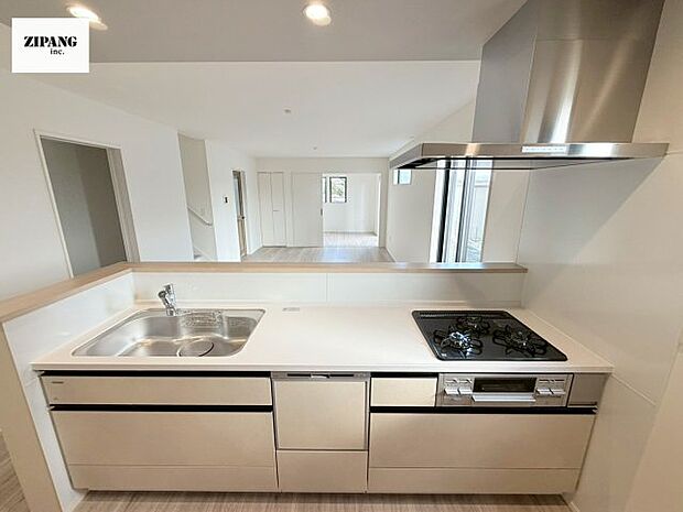 【キッチン】【キッチン】お子さまや家族と距離感近く料理が可能な対面式のシステムキッチンです。3口コンロのキッチンでお料理のレパートリーが増えそうです♪ 